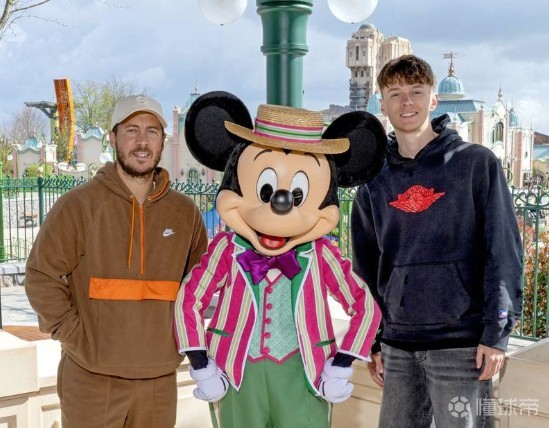阿扎尔与四弟同游巴黎迪士尼，并晒出两人与米老鼠合影